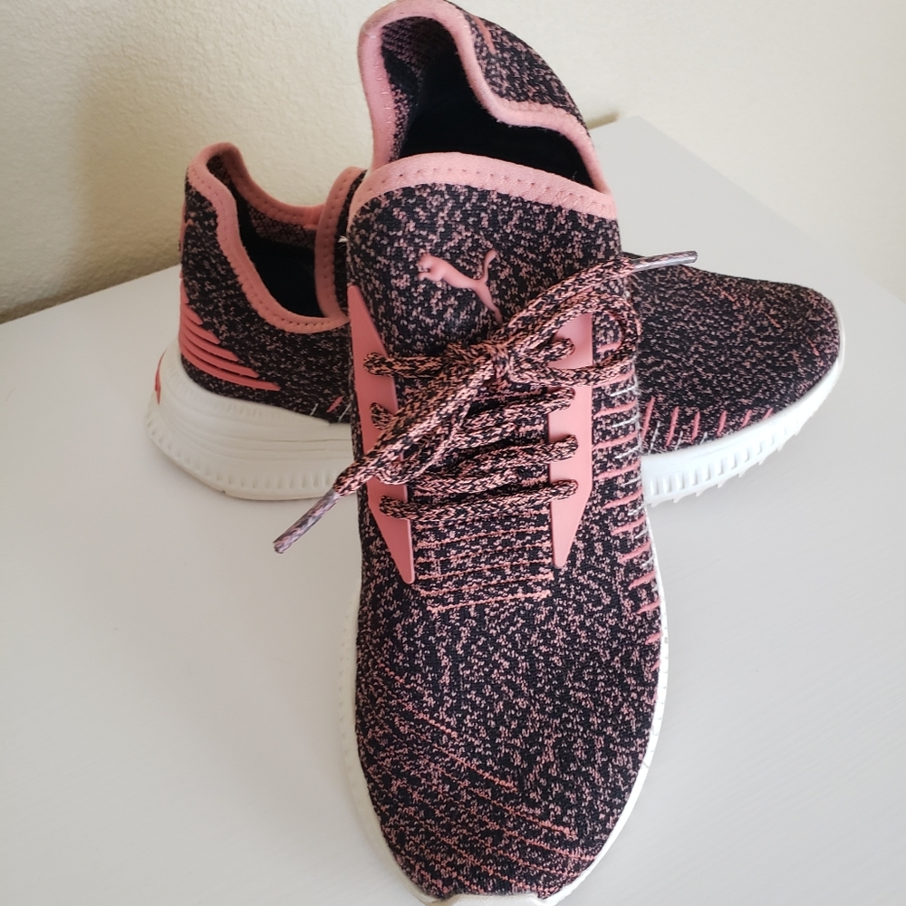 Women's Puma tennis shoes